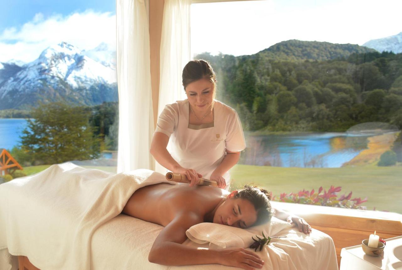 فندق ومنتجع وسبا جولف للاو للاو سان كارلوس دي باريلوتشي المظهر الخارجي الصورة A massage therapist working on a client