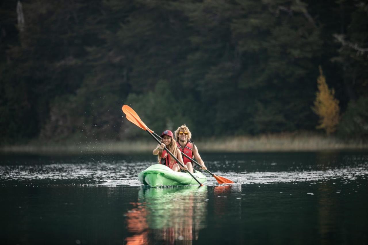فندق ومنتجع وسبا جولف للاو للاو سان كارلوس دي باريلوتشي المظهر الخارجي الصورة Kayaking on the lake