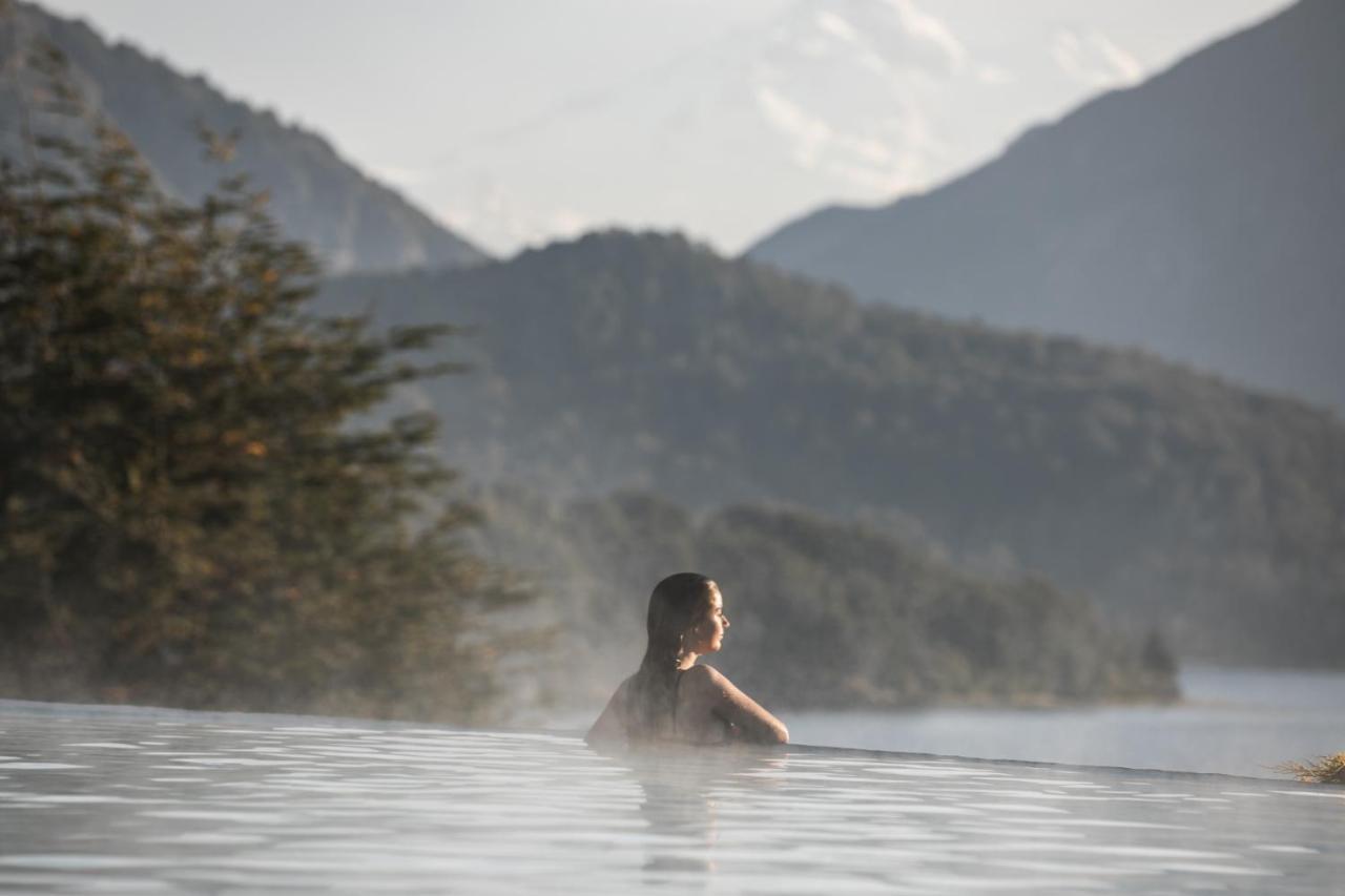 فندق ومنتجع وسبا جولف للاو للاو سان كارلوس دي باريلوتشي المظهر الخارجي الصورة A woman bathing in the hot springs of the resort
