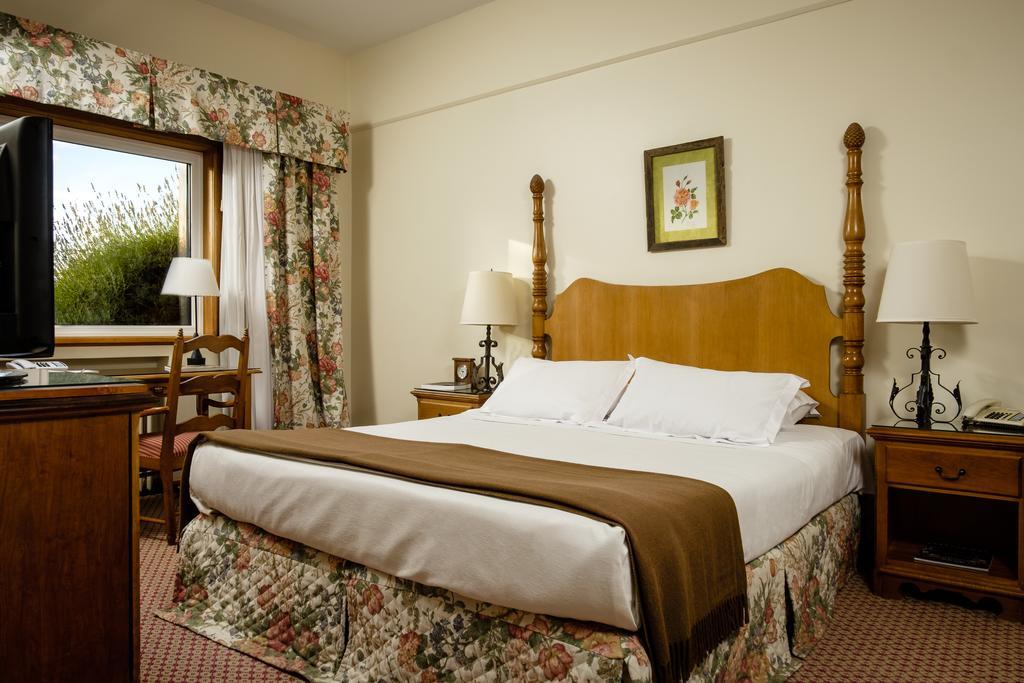 فندق ومنتجع وسبا جولف للاو للاو سان كارلوس دي باريلوتشي المظهر الخارجي الصورة A bedroom at the Inn at Disney's Animal Kingdom